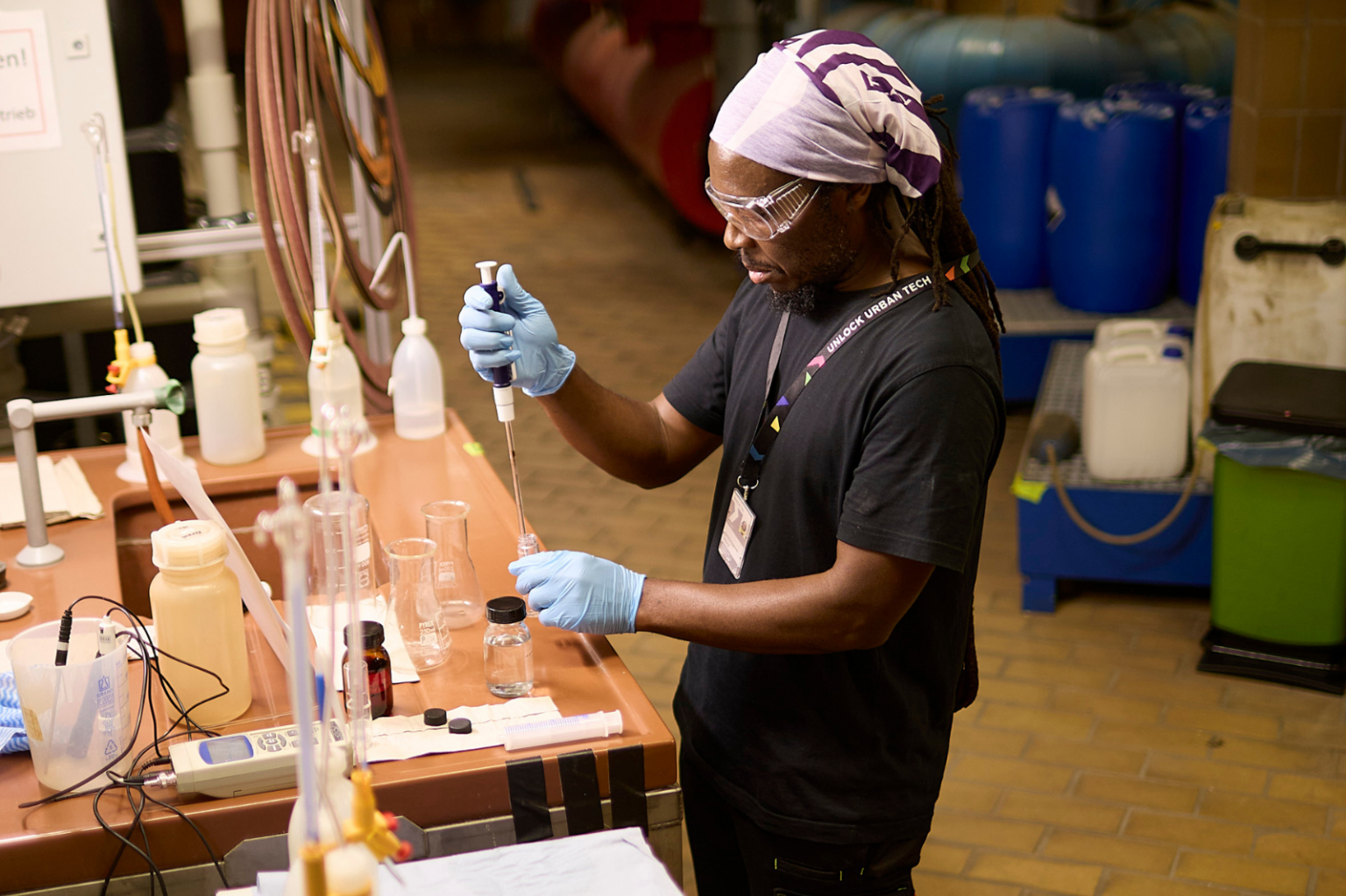 Fachkraft in der Forschung im Labor bei der Arbeit mit Chemikalien und Messinstrumenten