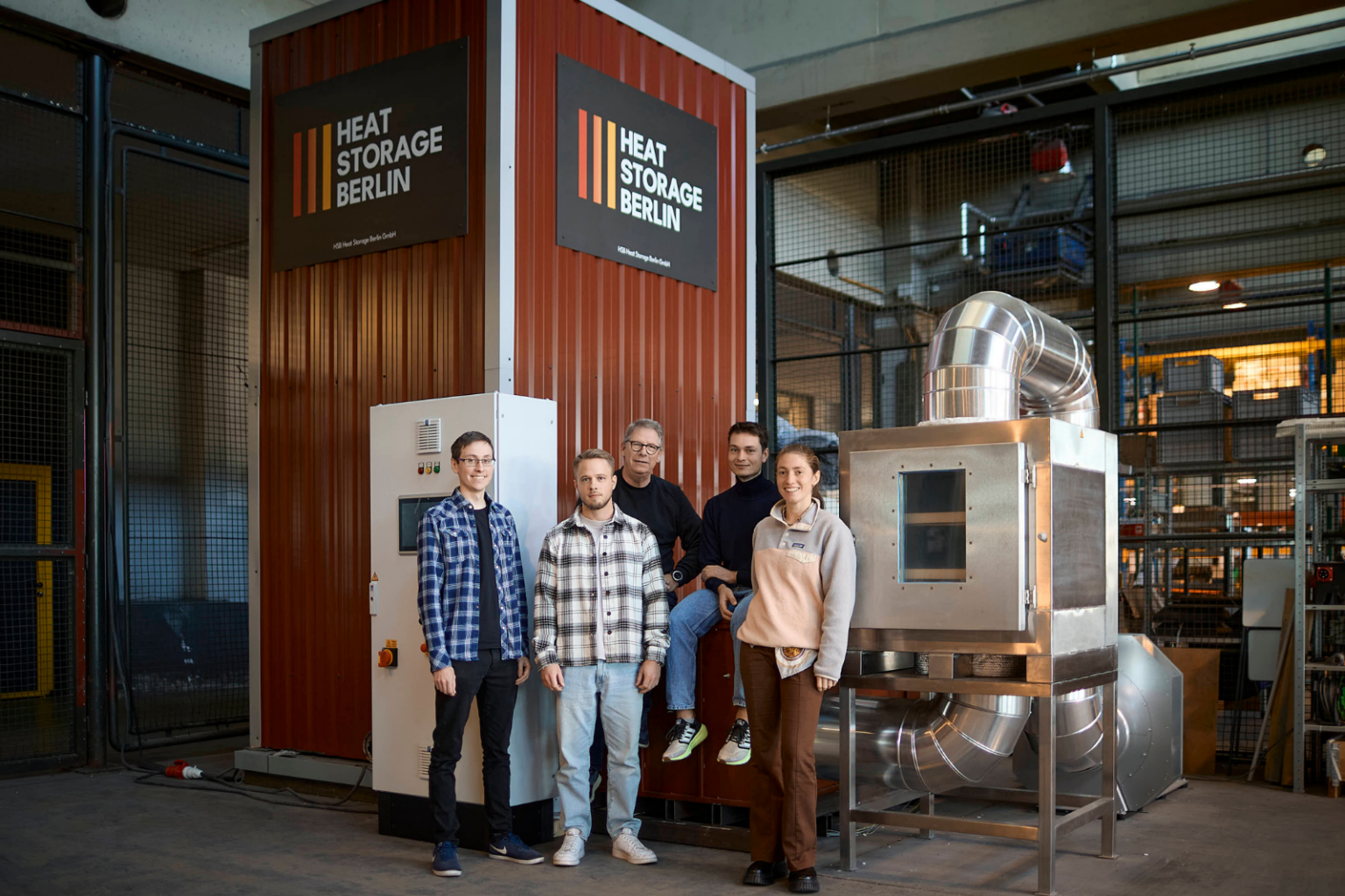 Teamfoto vor einer Wärmeenergiespeicheranlage – Heat Storage Berlin