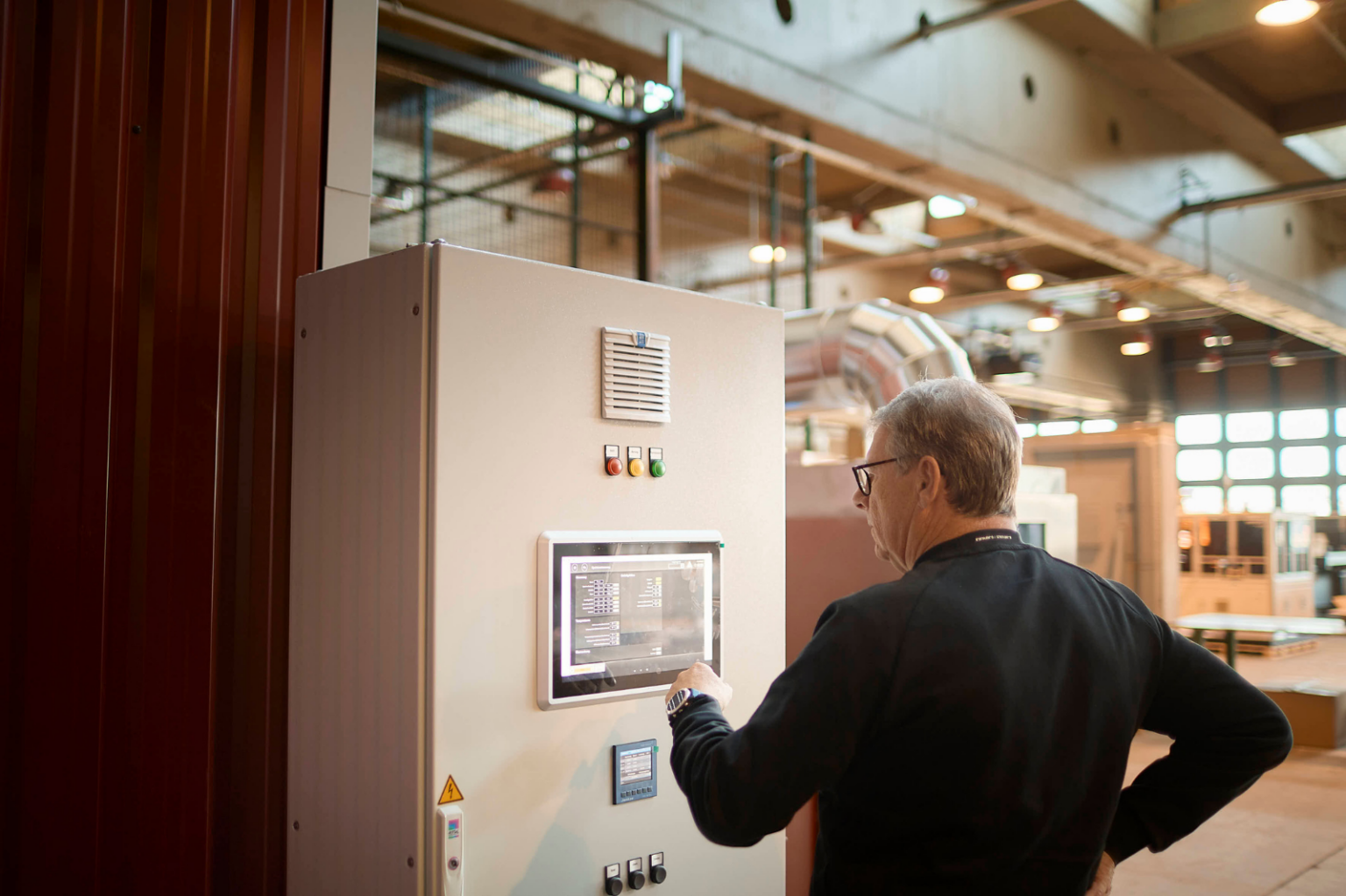 Eine Fachperson für Technik arbeitet am Steuerungspanel der Wärmespeicheranlage – Heat Storage Berlin