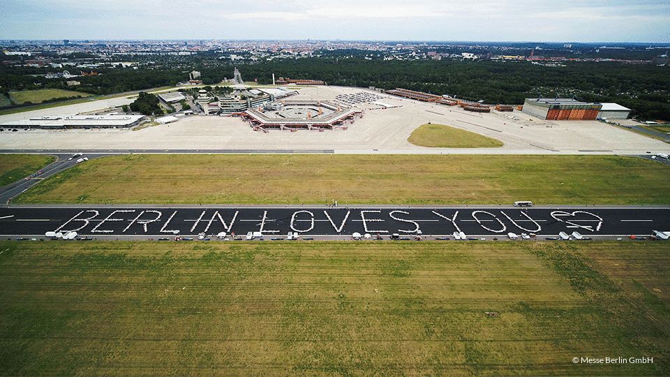 Schriftzug "Berlin loves you"