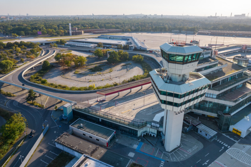 Das Gelände von Berlin TXL von oben, im Vordergrund der ehemalige Tower