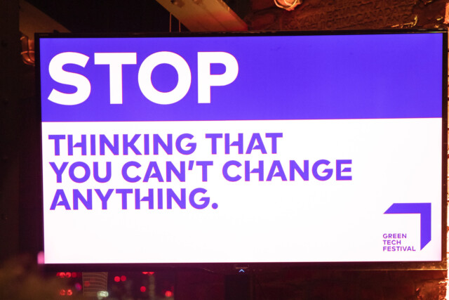 Green Tech Festival Slogan von 2021 auf Bildschirm: STOP THINKING THAT YOU CAN'T CHANGE ANYTHING