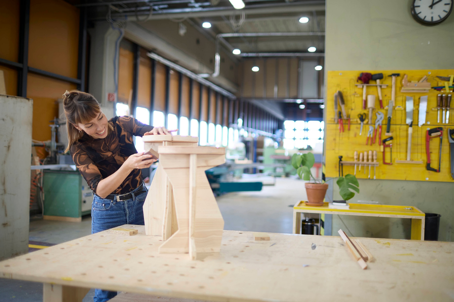 Handwerkende Person arbeitet an Holzprodukten im Studio Tegel.