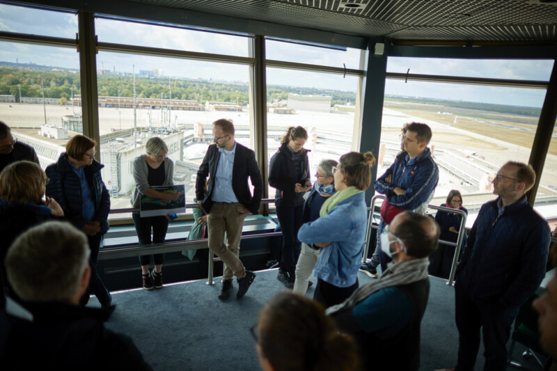 Führung auf dem Gelände von Berlin TXL, Personen stehen im Tower