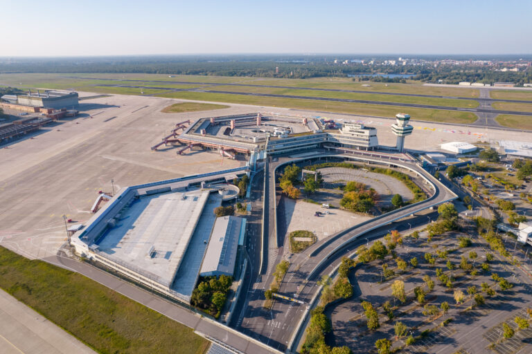 Blick von oben auf das Flughafengebäude und das Flugfeld