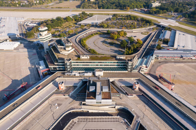 Blick von oben auf das Flughafengebäude und das Flugfeld.