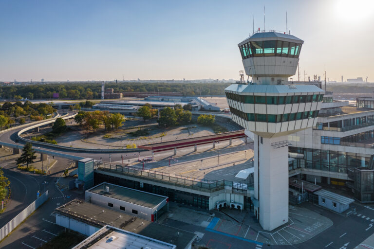 Blick von oben auf das Flughafengebäude und das Flugfeld.