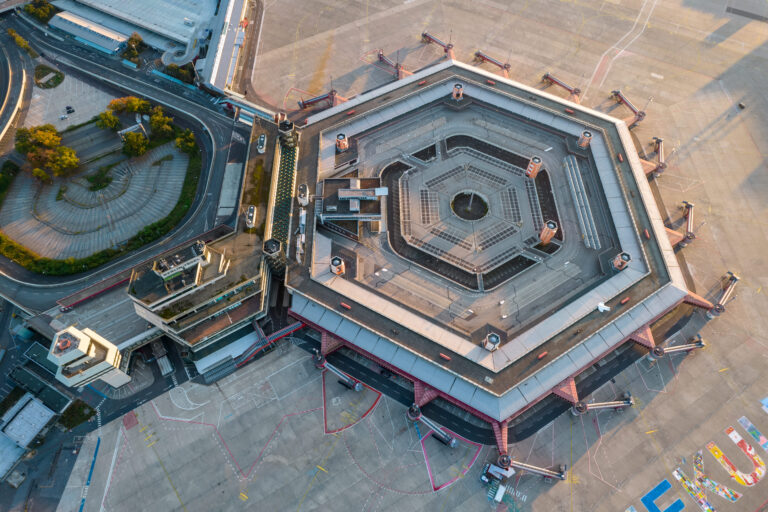 Blick von oben auf das Flughafengebäude und das Flugfeld.