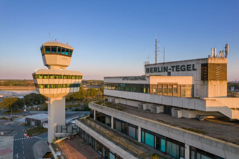 Blick von oben auf das Flughafengebäude und das Flugfeld.