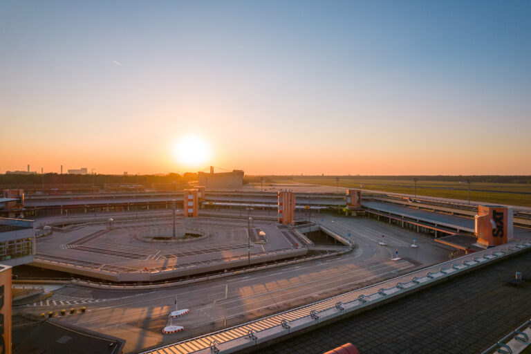 Blick von oben auf das Flughafengebäude und das Flugfeld.