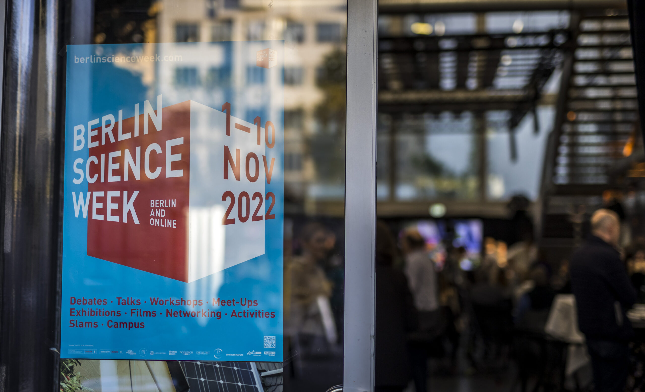 Plakat von der Berlin Science Week hängt an Tür