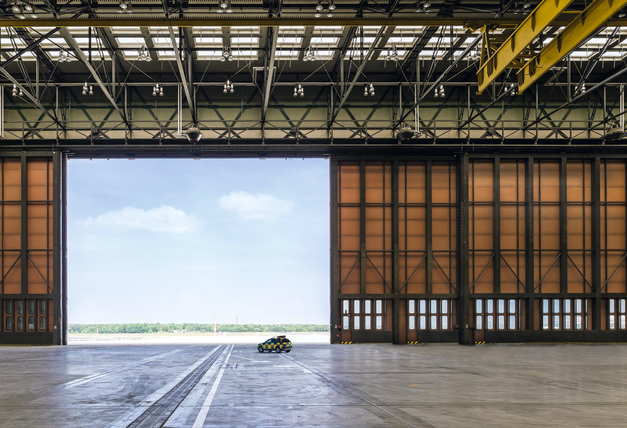 Blick aus dem Hangar auf das Flugfeld.