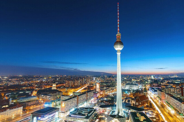 Berlinpanorama mit Fernsehturm in der Abenddämmerung