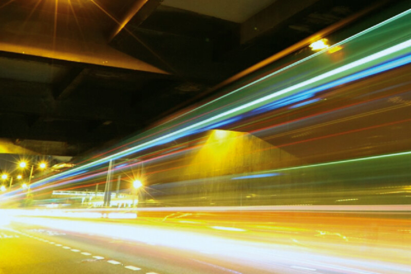 Verschwommene Lichter in einem Tunnel, Nachtfahrt