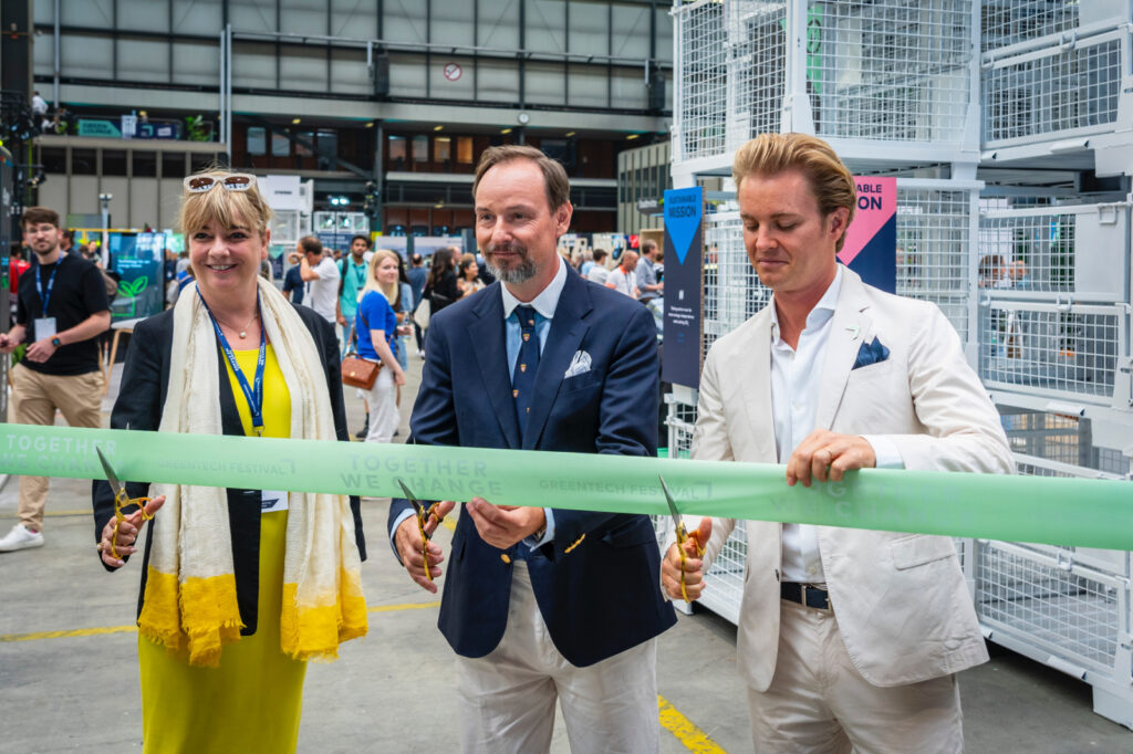Gudrun Sack, Marco Voigt und Nico Rosberg cut the ribbon and thereby open the festival.