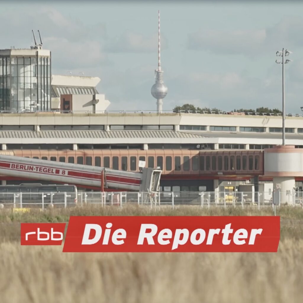 Flughafengebäude mit Schriftzug "rbb - Die Reporter".