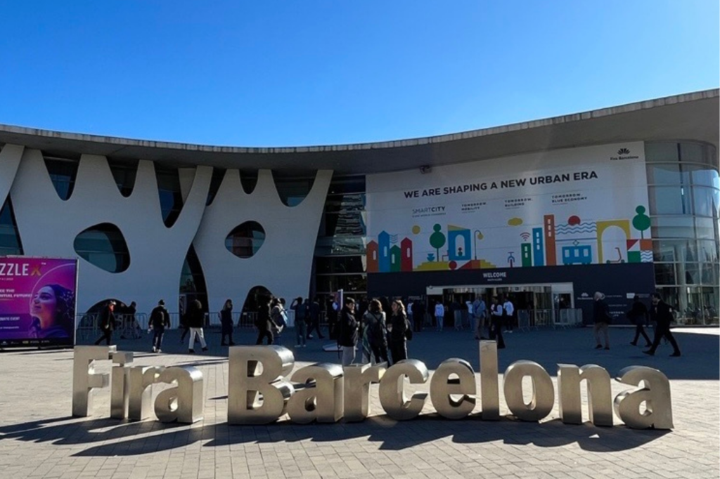 Silberne Buchstaben "Fira Barcelona" vor dem Messegelände in Barcelona.