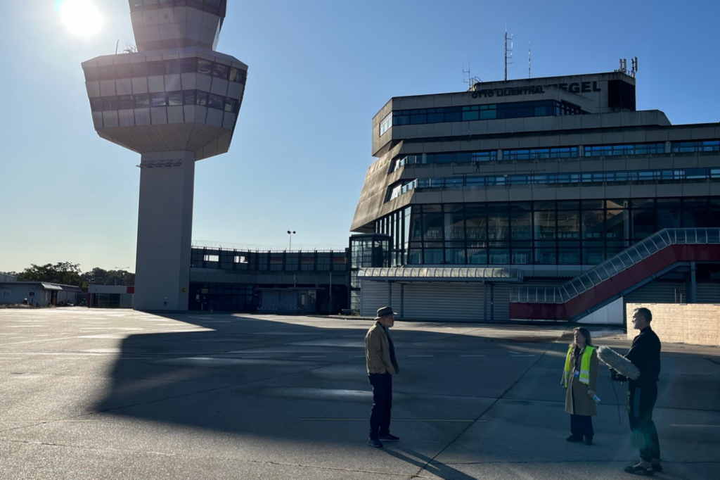 Harald Lesch vor der Kamera mit dem Fernsehteam des ZDF vor dem Tower in Berlin TXL.