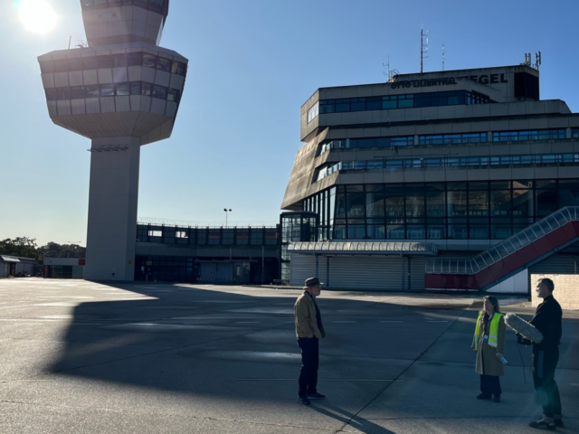 Harald Lesch vor der Kamera mit dem Fernsehteam des ZDF vor dem Tower in Berlin TXL.