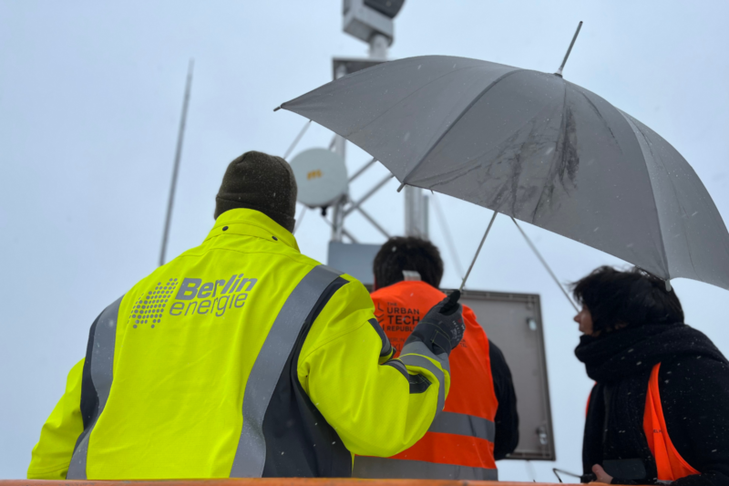 Installation des LoRaWAN-Gateways auf dem Tower in Berlin TXL.