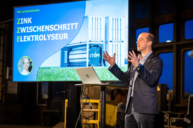 Sebastian Sipp präsentiert den Zink-Zwischenschritt-Elektrolyseur.
