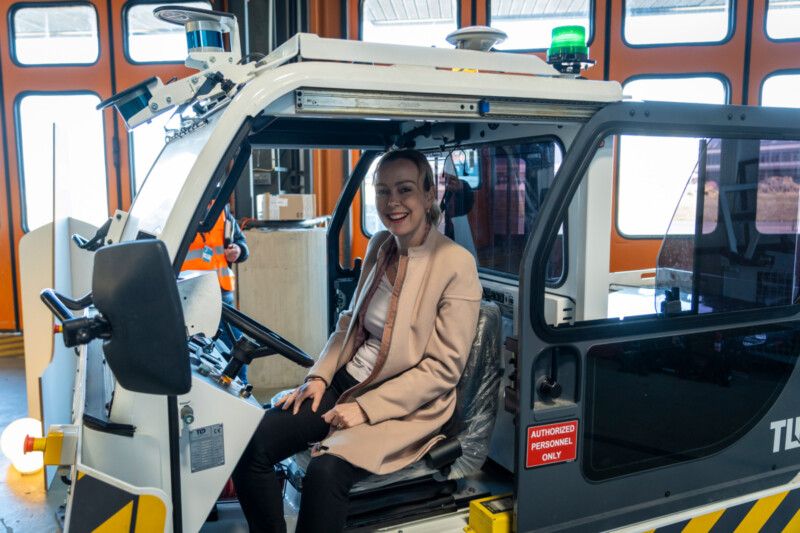 Verkehrssenatorin Manja Schreiner schaut aus einem Testfahrzeug für autonomes Fahren.