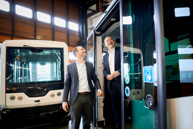 Berlins Regierender Bürgermeister testet autonomes Shuttle.
