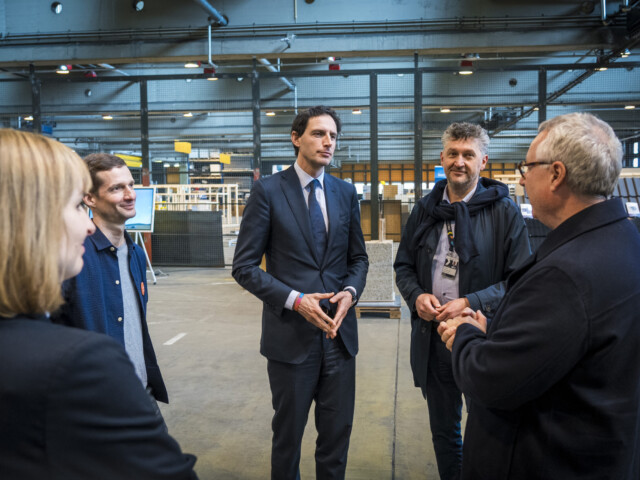 EU-Klimakommissar Wopke Hoekstra und Geschäftsführer Frank Wolters bei .GUT Am Flughafen 1.