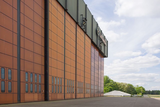 Aufnahme des großen Hangars in Berlin TXL aus seitlicher Perspektive.