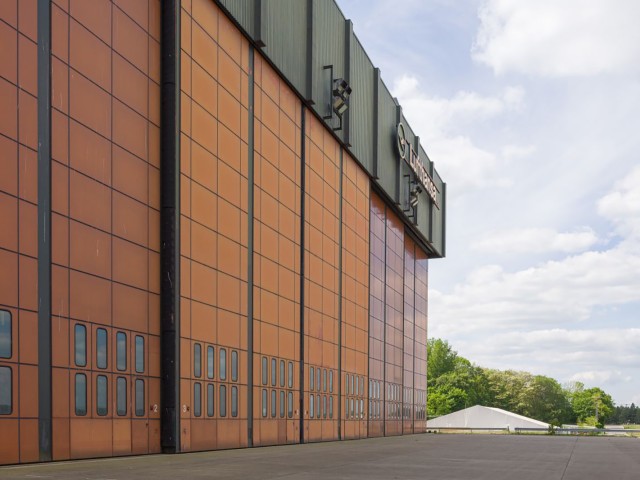 Aufnahme aus seitlicher Perspektive von der großen Luftfrachthalle in Berlin TXL.