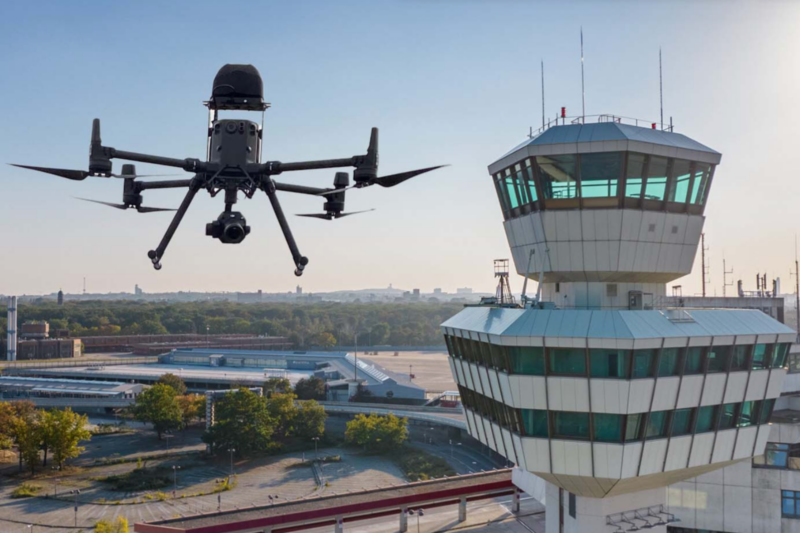 Bild einer Drohne über dem Berlin TXL Gelände mit Blick auf den ehemaligen Tower.