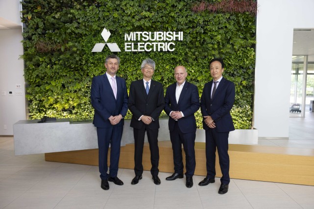 Frank Wolters und Kai Wegner mit Vertretern der Mitsubishi Electric Corporation