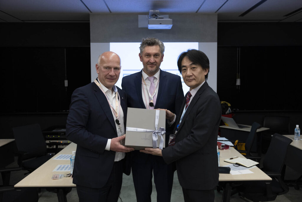 Kai Wegner und Frank Wolters erhalten ein Geschenk aus Tokio