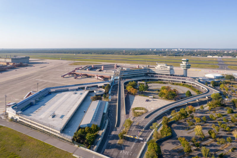 Luftaufnahme der Süd-Einfahrt zum Terminal Hexagon von Berlin TXL.