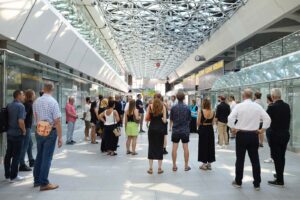 Eine Gruppe von Gästen bei der Führung durch das ehemalige Terminal B.