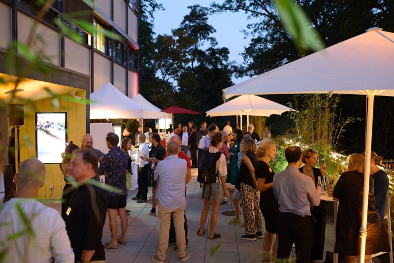 Die Gäste am Abend der Berlin TXL Summer Lounge vor dem Info Center.