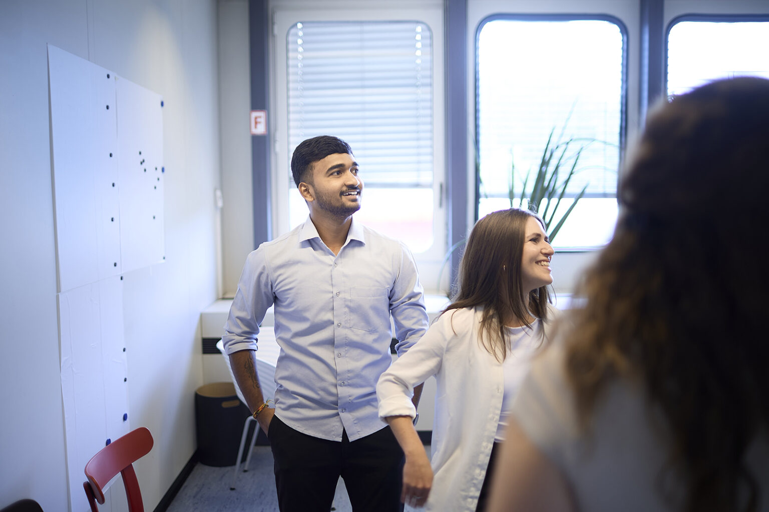 Lachende Menschen in einem modernen Büro