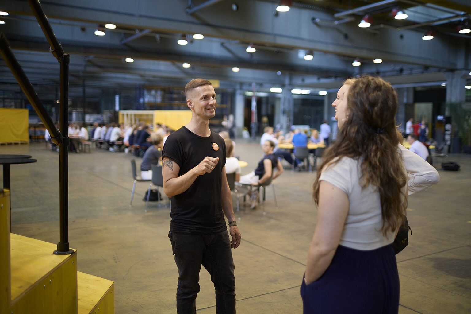 Gespräch zwischen zwei Personen in einer großen Halle