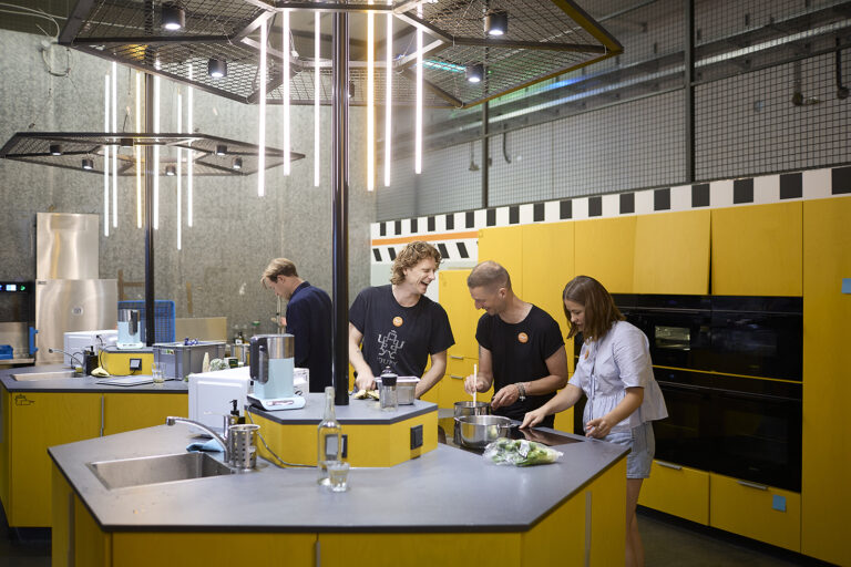 Kochteam bereitet gemeinsames Essen in einer modernen Küche zu