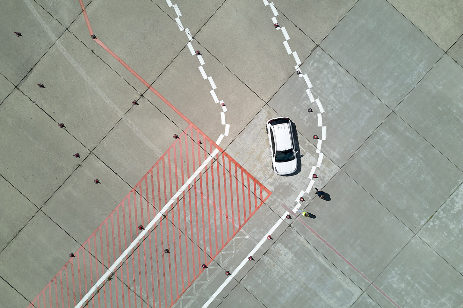 Fahren ohne Fahrzeugführende auf einem Testgelände aus der Vogelperspektive