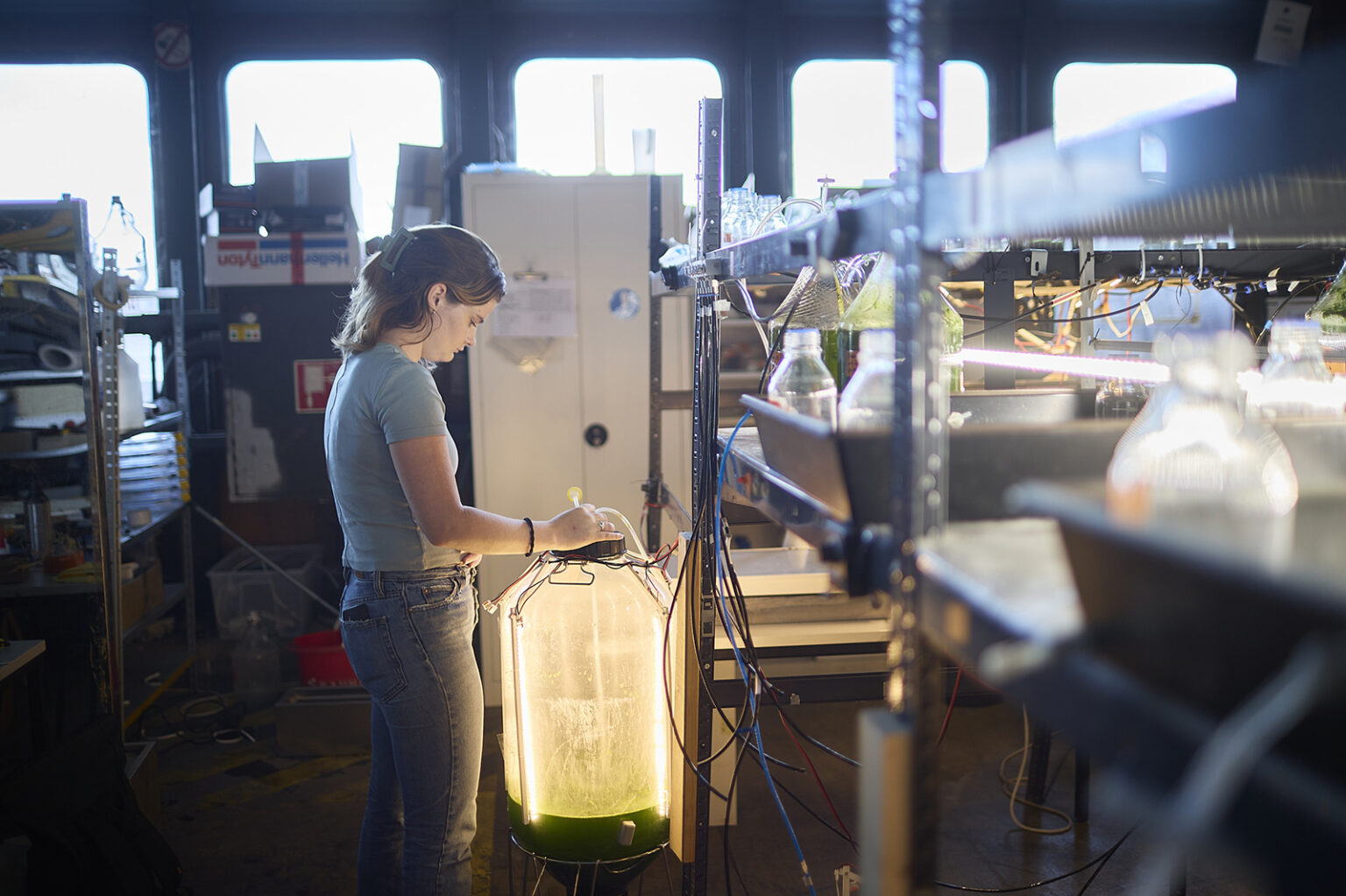 Person arbeitet im Labor mit nachhaltiger Biotechnologie