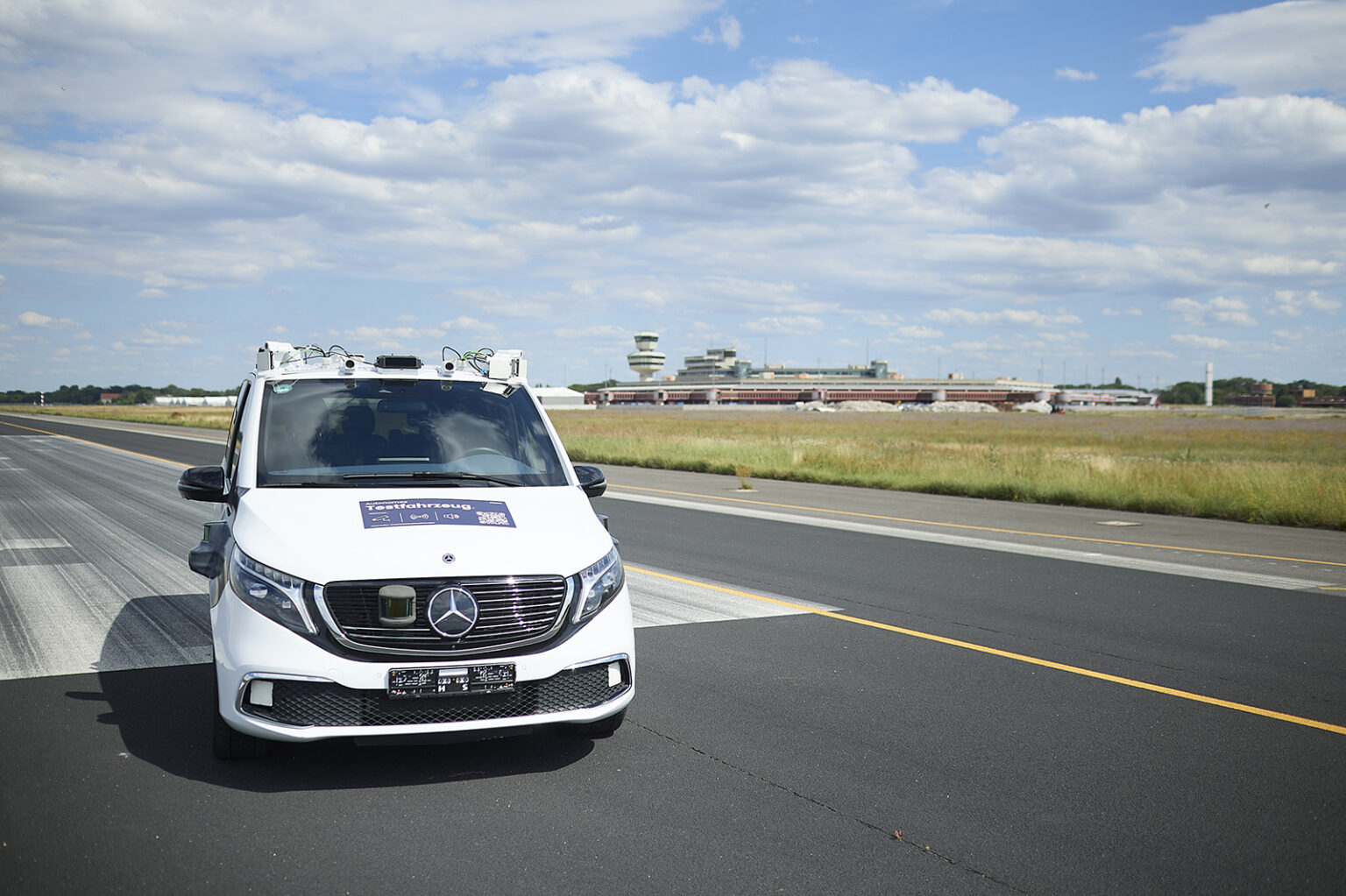 Autonomes Fahrzeug auf der Startbahn des Flughafens Tegel